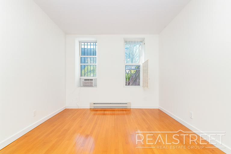 Building Photo - Gorgeous 2BR/1BA apartment available in prime Bushwick. This apartment is an absolute steal and will