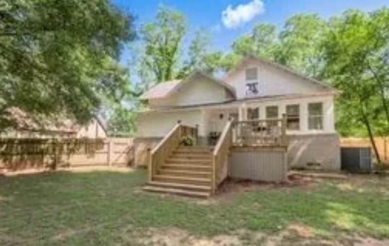 Building Photo - 924 E Houston Ave