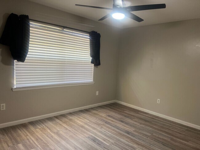 Building Photo - 2101 Peach St