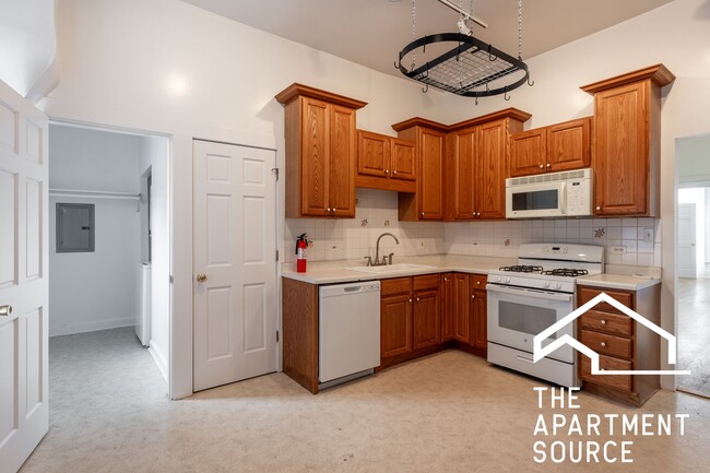 Building Photo - 4410 N Greenview Ave