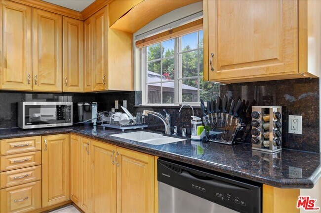 Building Photo - 5029 Lemona Ave