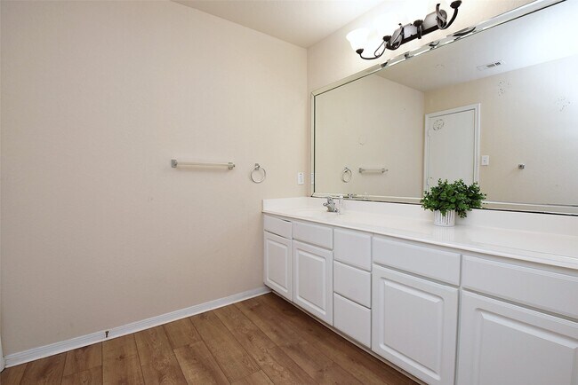 Building Photo - 10603 Ince Ln