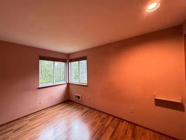 Building Photo - Beautiful Wedgwood Home with Flexible Living + 2nd Kitchen