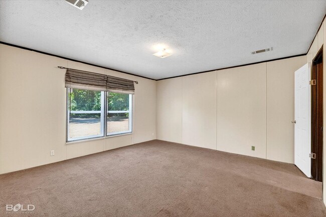 Building Photo - 4BD/2BA home with fenced back yard.