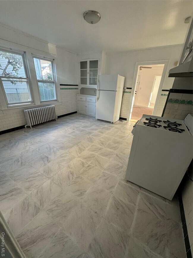 Building Photo - 21 2nd St