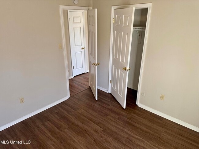 Building Photo - 6050 Somerset Dr