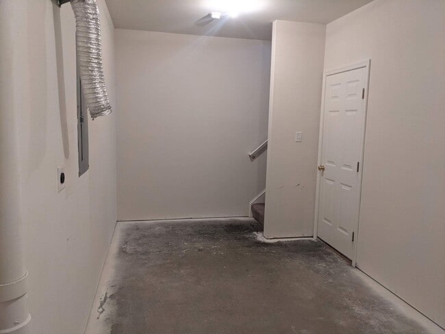 Building Photo - 3 Bedroom Townhouse For Rent in Charming Waynesboro, PA