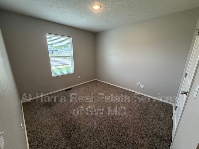 Building Photo - 1318 S Houston Ave