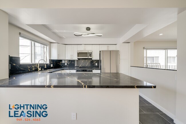 Building Photo - 1035 Hayworth Ave