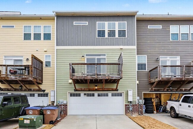 Building Photo - Spacious and Well Maintained Townhome in Austin Creek