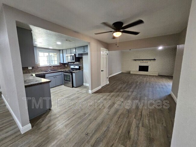 Building Photo - 760 Castle Oaks Dr