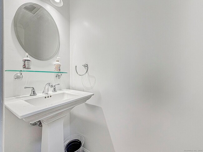 Building Photo - 202 Soundview Ave