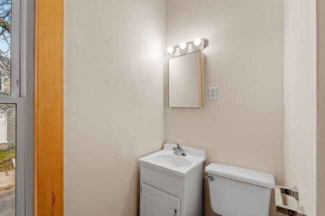 Building Photo - Updated Studio Unit - Available Now!