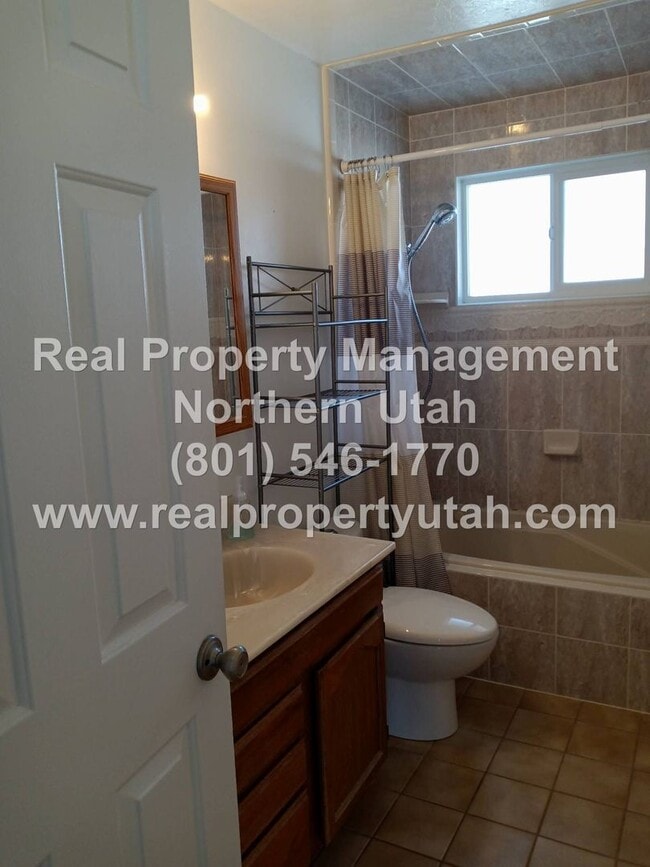 Building Photo - 4 Bedroom 2 Bath House in Layton