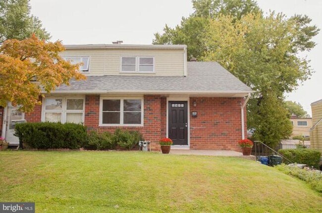 Building Photo - Recently Updated 4BR/2BA Twin with Central Air & Fenced Backyard