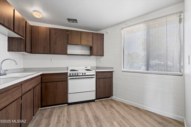 Building Photo - Move In Ready Unit! 1 Bed 1 Bath New Flooring!