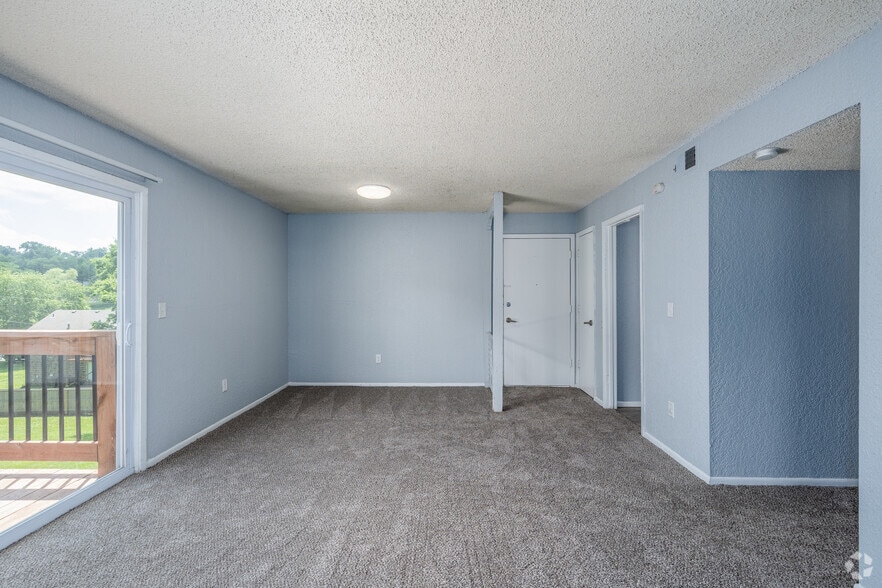 2BR, 1BA - 925SF - Dining Room - Clear View
