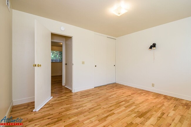 Building Photo - Lovely Cul-De-Sac Home | Private Yards