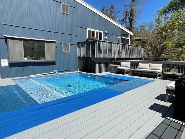 Building Photo - 22 Balmoral Cres
