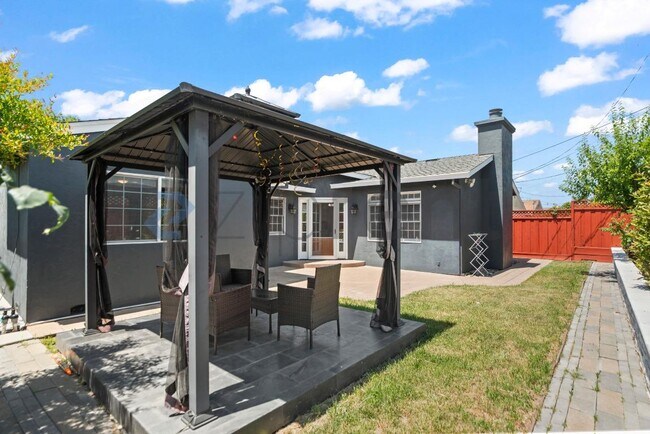 Building Photo - Unit