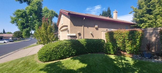 Building Photo - Gated: Single Story Heritage Oaks 3 Bedroom Plus Office/Den 3 Car Garage with lots of built in fo...