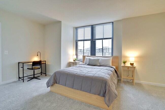 Building Photo - 550 14th St S