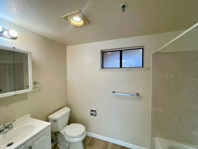 Building Photo - Updated 1BR in Fantastic Mission Location!!