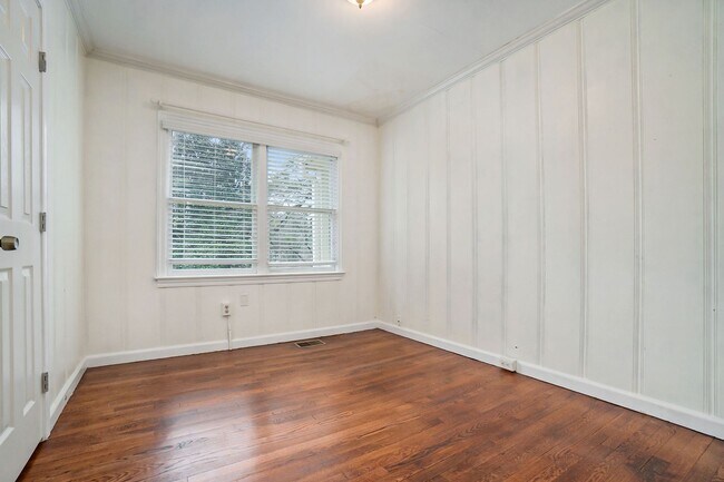Building Photo - 3 bdrm, 2 bath in Dearborn Park