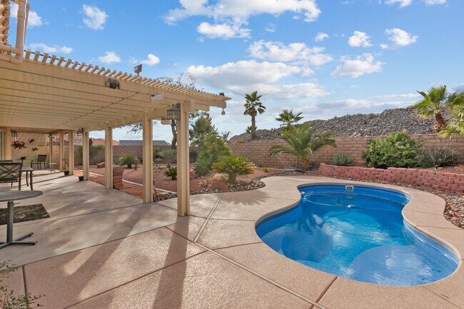 Building Photo - 778 Fairway Dr