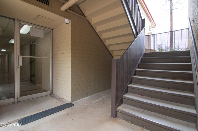 Building Photo - 357 E Thomas Rd
