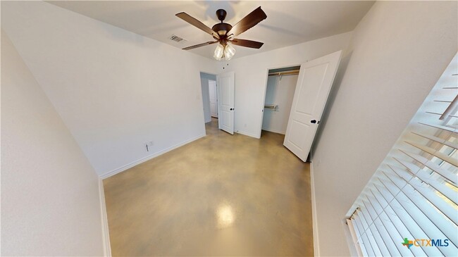 Building Photo - 905 Smoke Tree Ln