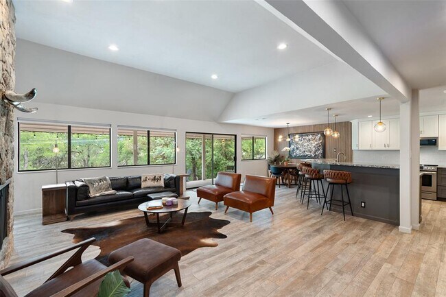 Building Photo - 113 Comet