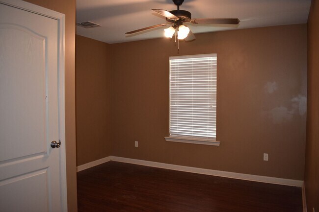 Building Photo - 3 Bedroom Townhouse in Broussard