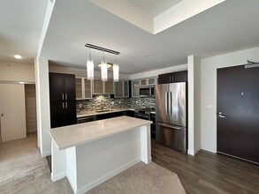 Building Photo - Spacious Kakaako 2-bedroom, 2-bath!