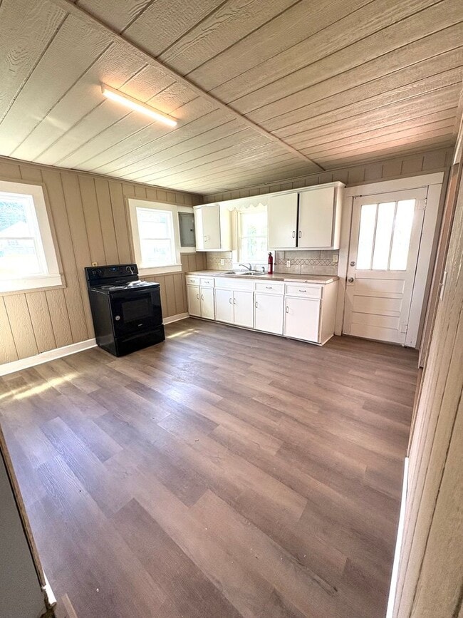 Building Photo - Affordable 3BR in Convenient Glasgow Location!