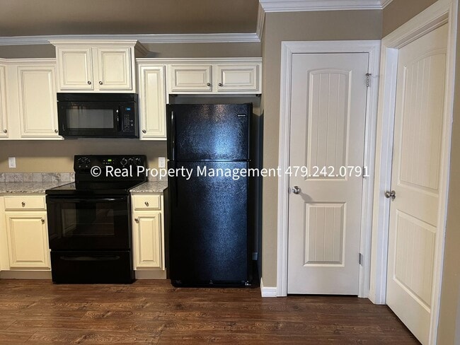 Building Photo - Very Nice 3B/2B Duplex Available NOW!
