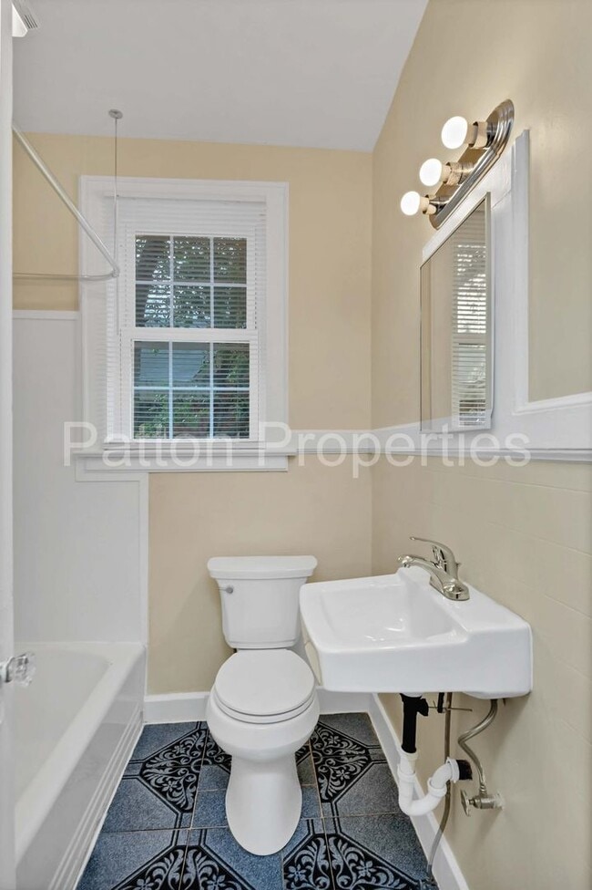 Building Photo - 822-824 Cedar Terrace - Inside CofC - R16404-08-23