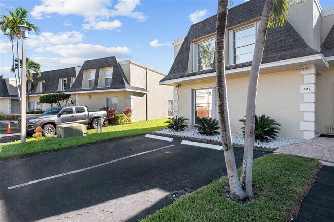 Building Photo - 822 NE 25th Ave