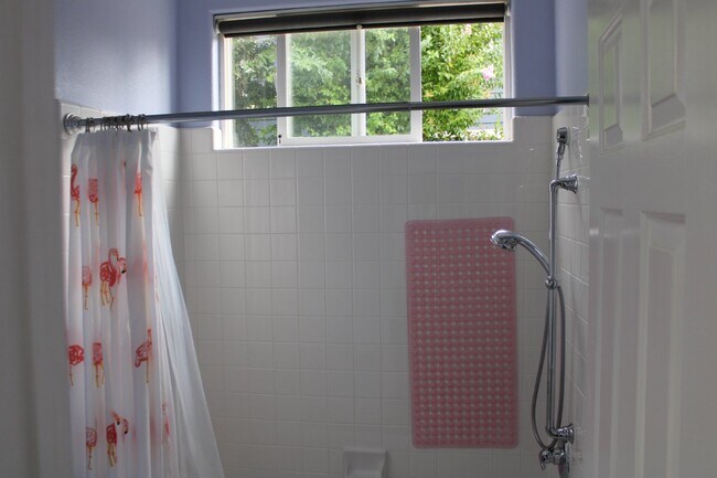 Building Photo - Gorgeous Single Story 3 Bedroom, 2 Bath wi...