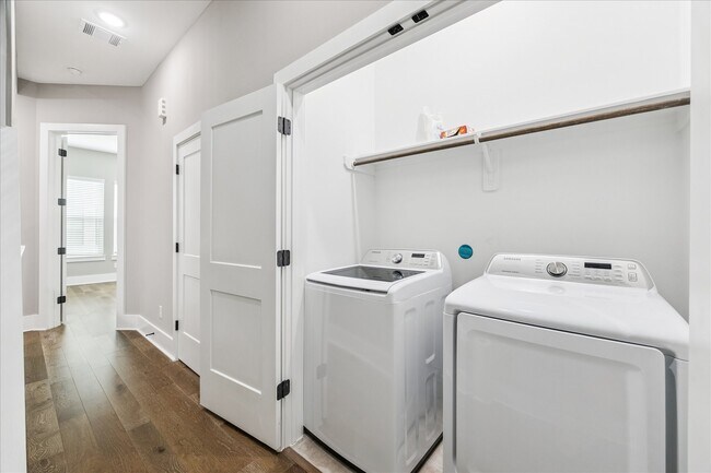 Building Photo - 1405 W 23rd St