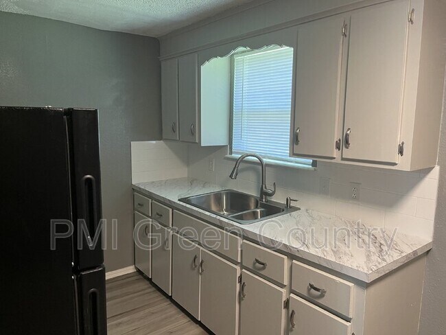 Building Photo - 404 E Redwood St