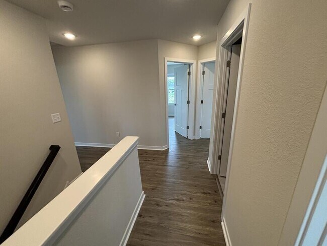 Building Photo - 670 Lambert Dr