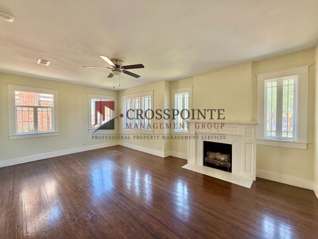 Building Photo - Tour Today! Charming 2 bedroom, 1 Bathroom!