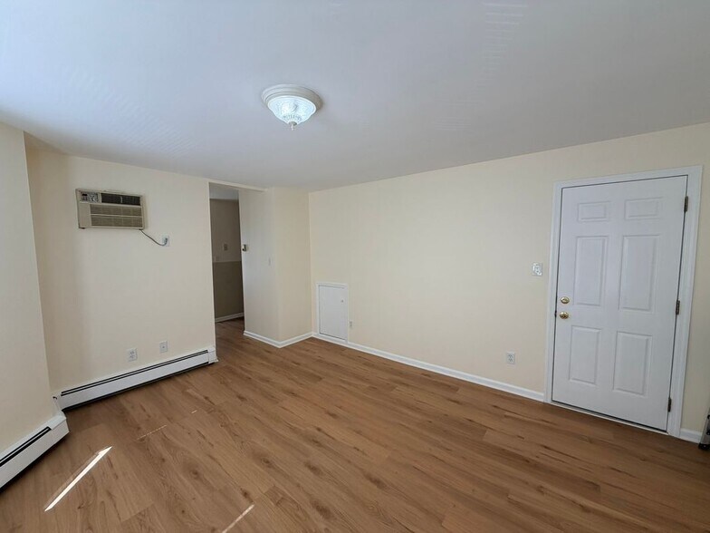 Building Photo - 14 Oakwood Ave