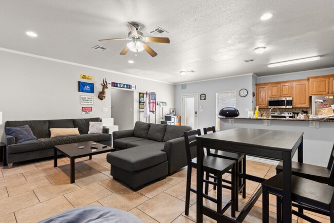 Building Photo - 5 bed 4 bath near campus!