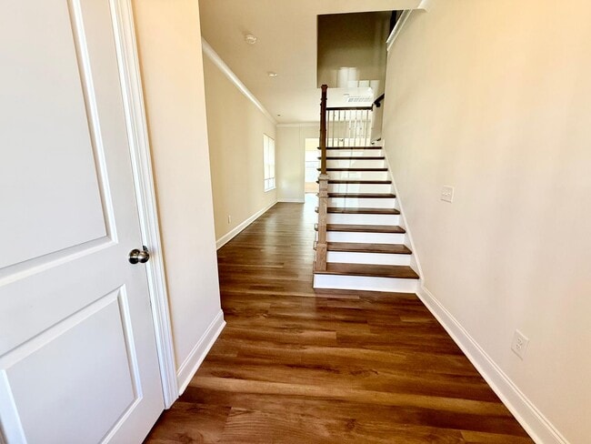 Building Photo - 127 Heathbrook Ln