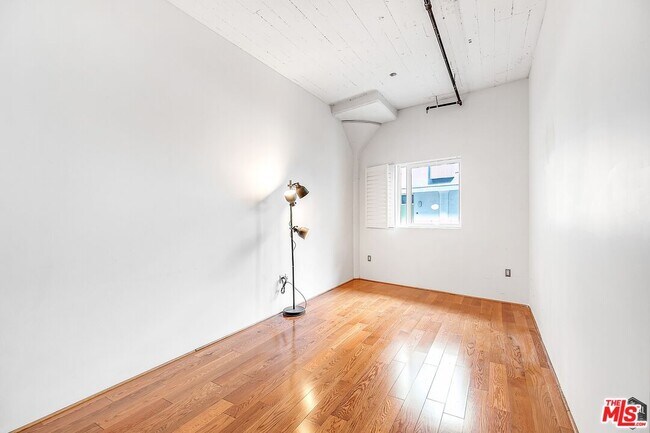Building Photo - 200 N San Fernando Rd