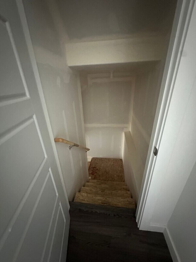 Building Photo - GET $1000 OFF THE FIRST MONTHS RENT!!!