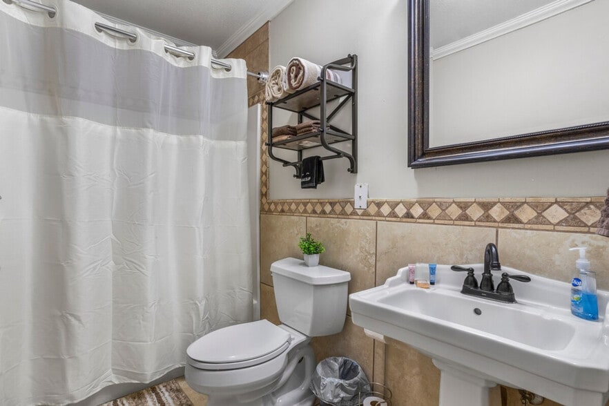 Building Photo - 426 Russell Ave