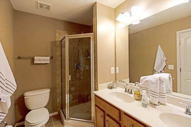 Building Photo - Beautiful 4-Bed, 3.5-Bath End Unit Townhom...